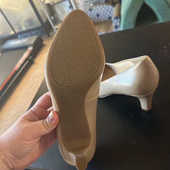 Kelly & Katie Genna Pumps - Picture 3 of 5